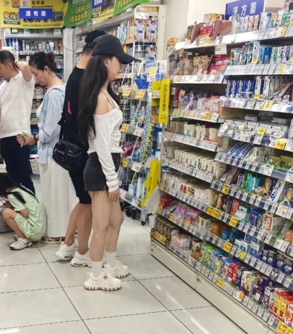 正规配资平台官方 汪峰与森林北日本买药被拍, 女方膝盖满是瘀青, 身材比例引争议